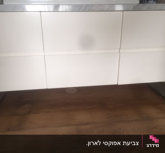 ארונות מטבח לבנים עם משטח שיש עליון